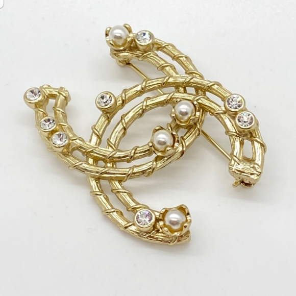 *SOLD* CHANEL Authentic NEW condition Brooch!! - Picture 2 of 12